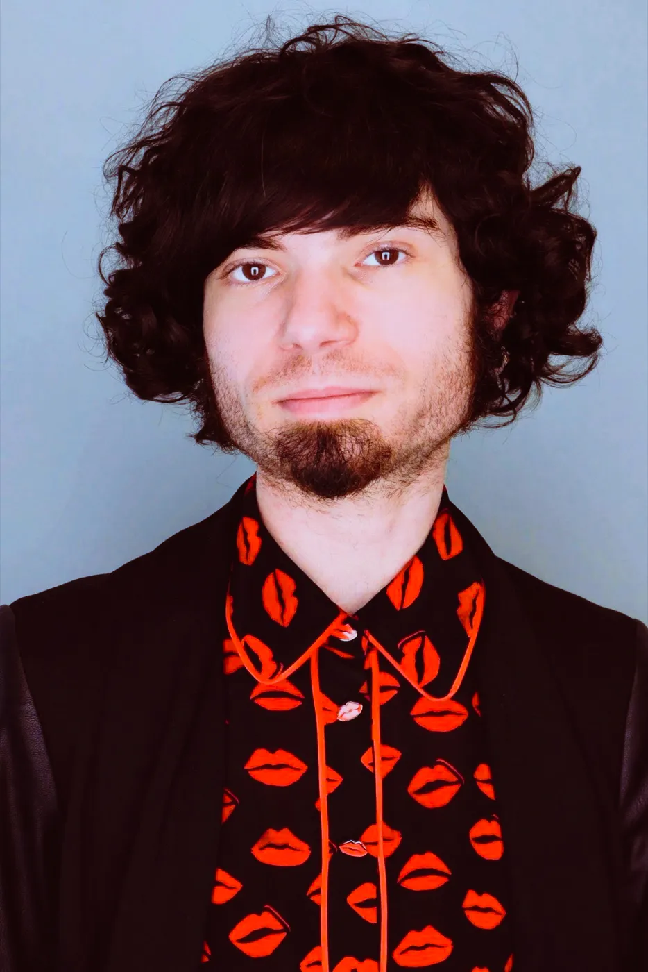 Zii in a black shirt patterned with red lips